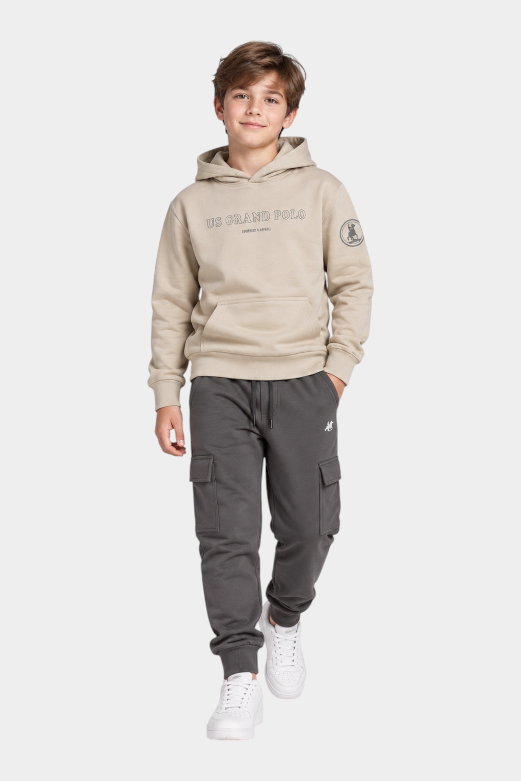 Ragazzo indossa completo Follower SRL beige con felpa con cappuccio US GRAND POLO e pantaloni cargo grigi
