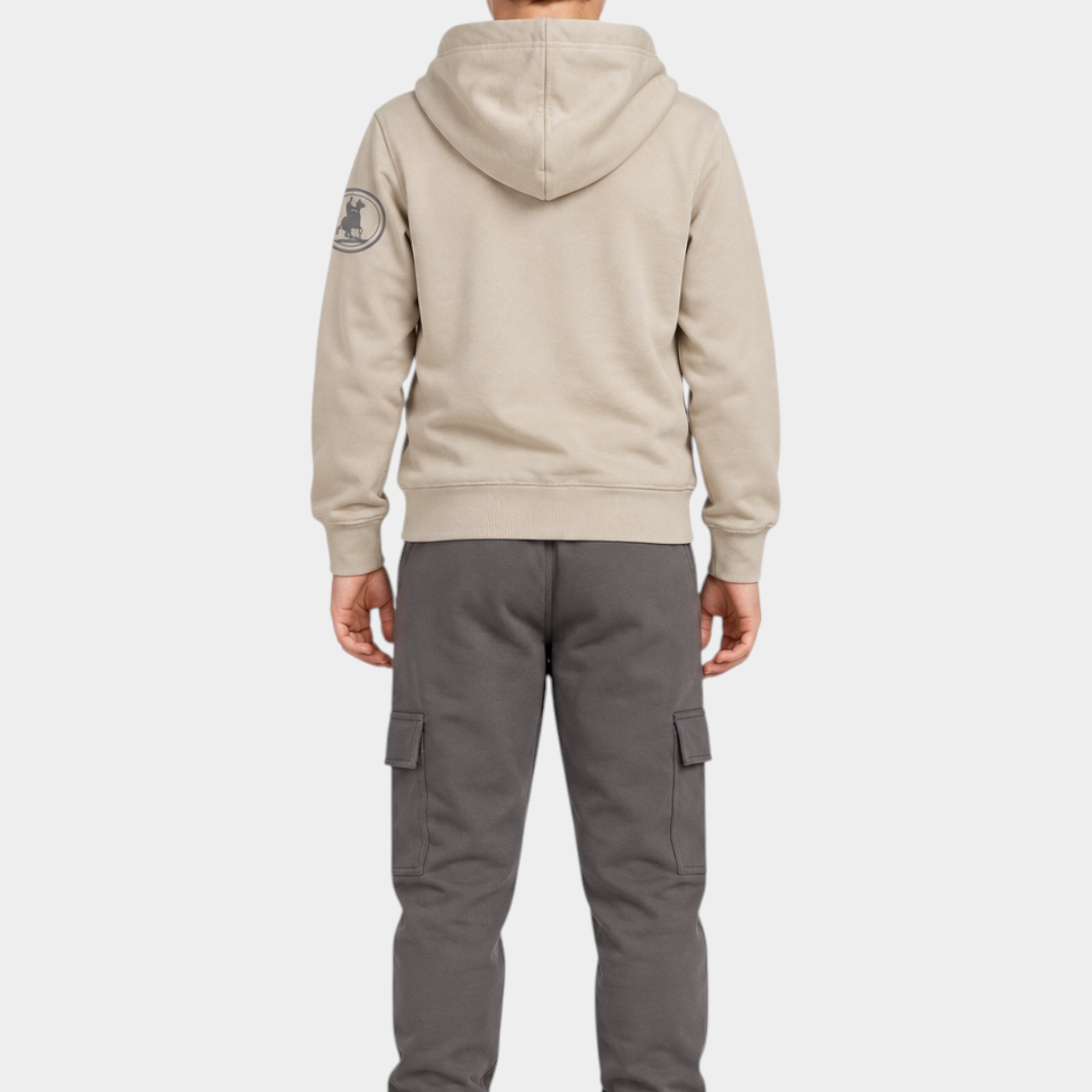 Completo Follower SRL per bambino con felpa beige con cappuccio e pantaloni cargo grigi, vista posteriore
