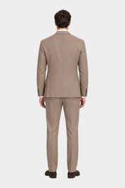 Vista posteriore di un uomo che indossa un completo Follower SRL beige monopetto con giacca e pantaloni sartoriali