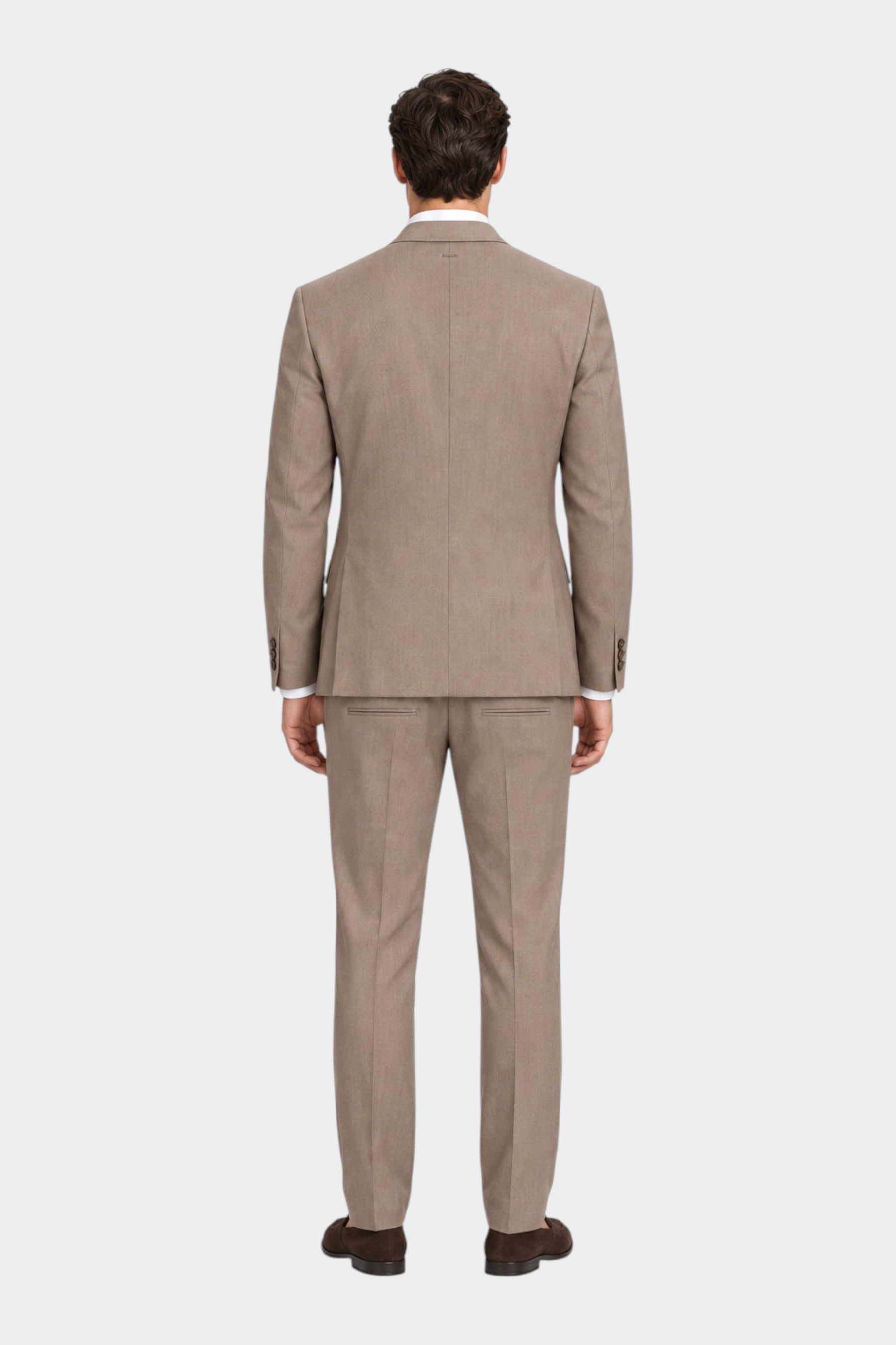 Vista posteriore di un uomo che indossa un completo Follower SRL beige monopetto con giacca e pantaloni sartoriali