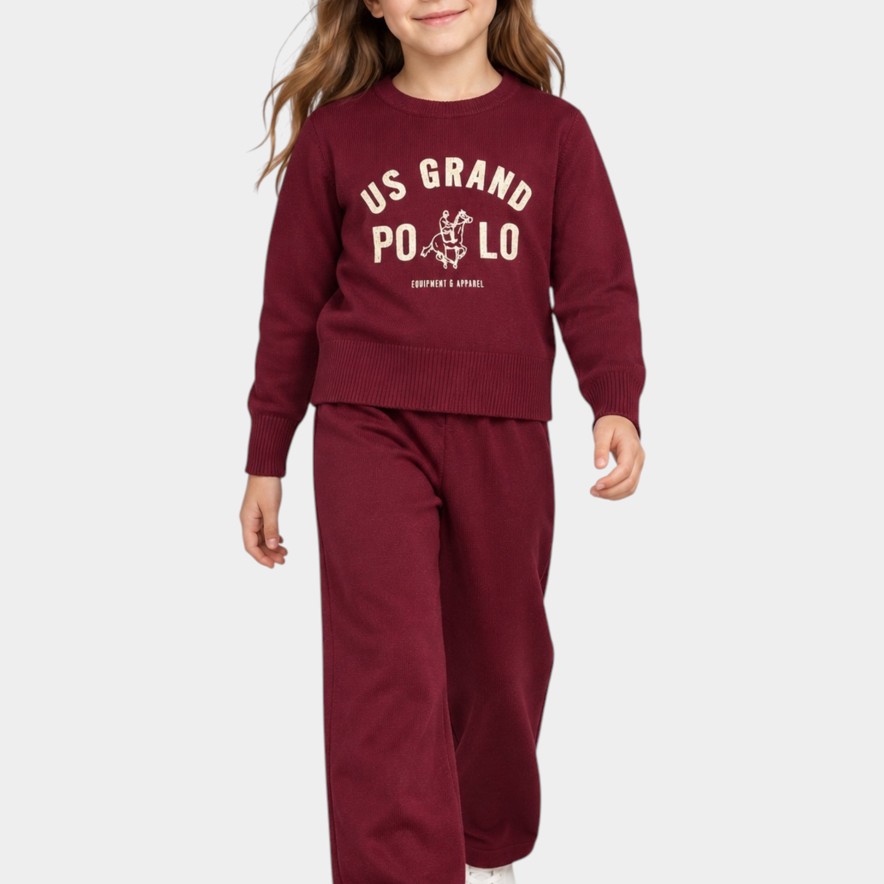 Bambina indossa completo Follower SRL bordeaux con felpa girocollo e pantaloni coordinati, logo US GRAND POLO