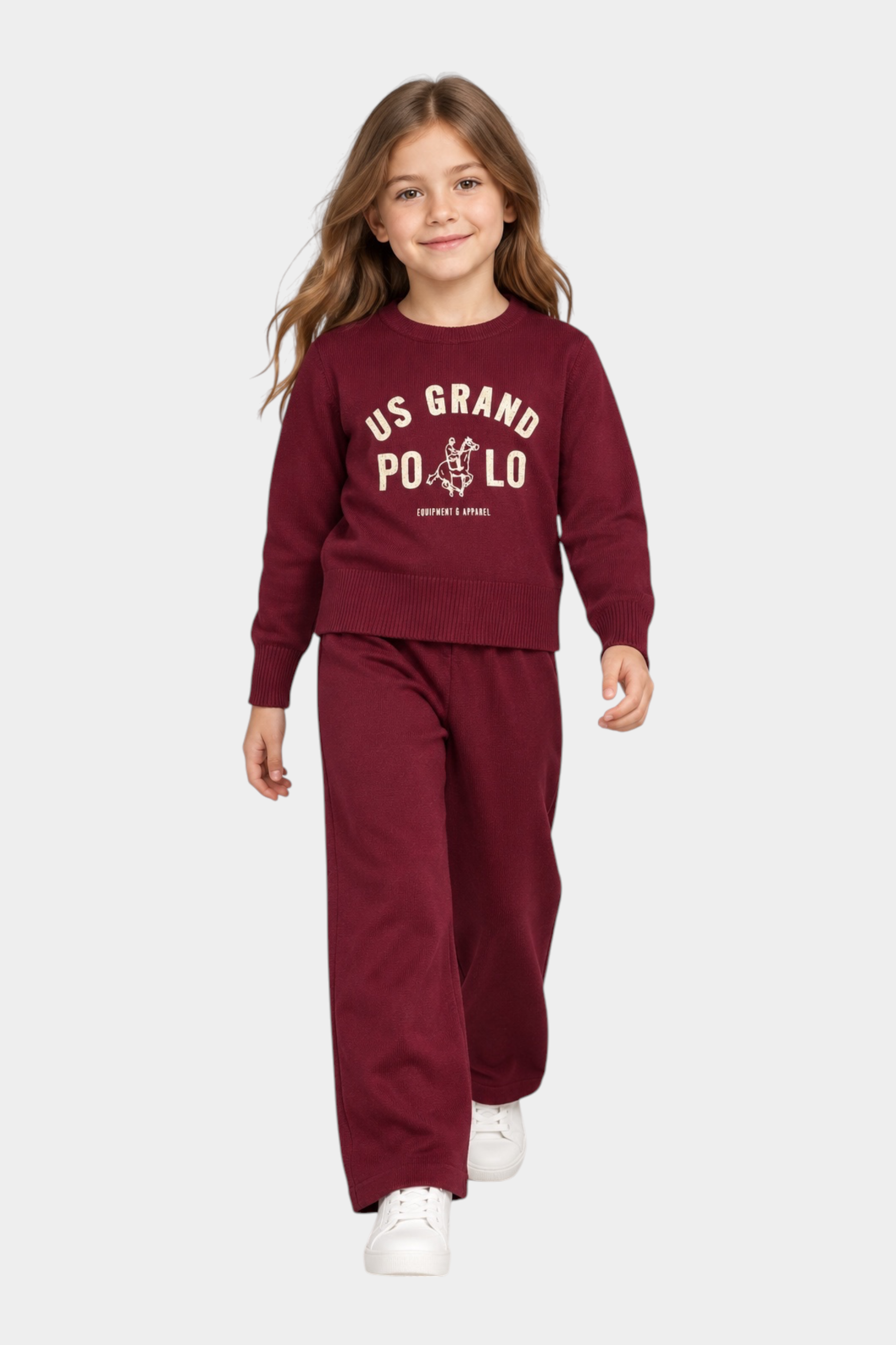 Bambina indossa completo Follower SRL bordeaux con felpa girocollo e pantaloni coordinati, logo US GRAND POLO