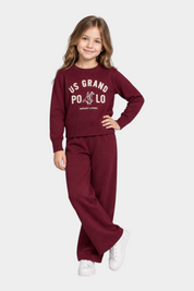 Bambina indossa completo Follower SRL bordeaux con felpa a girocollo US GRAND POLO e pantaloni coordinati