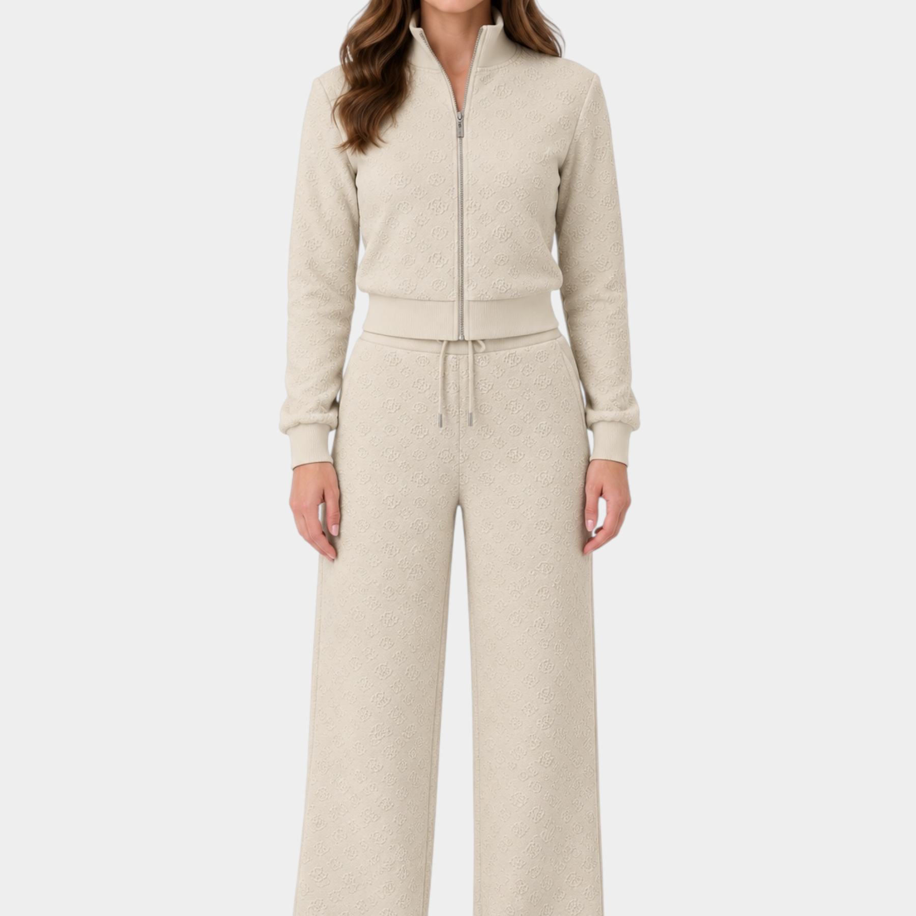 Modella indossa completo Follower SRL color ecru con pantaloni jogger e giacca zip con logo 4G GUESS in rilievo