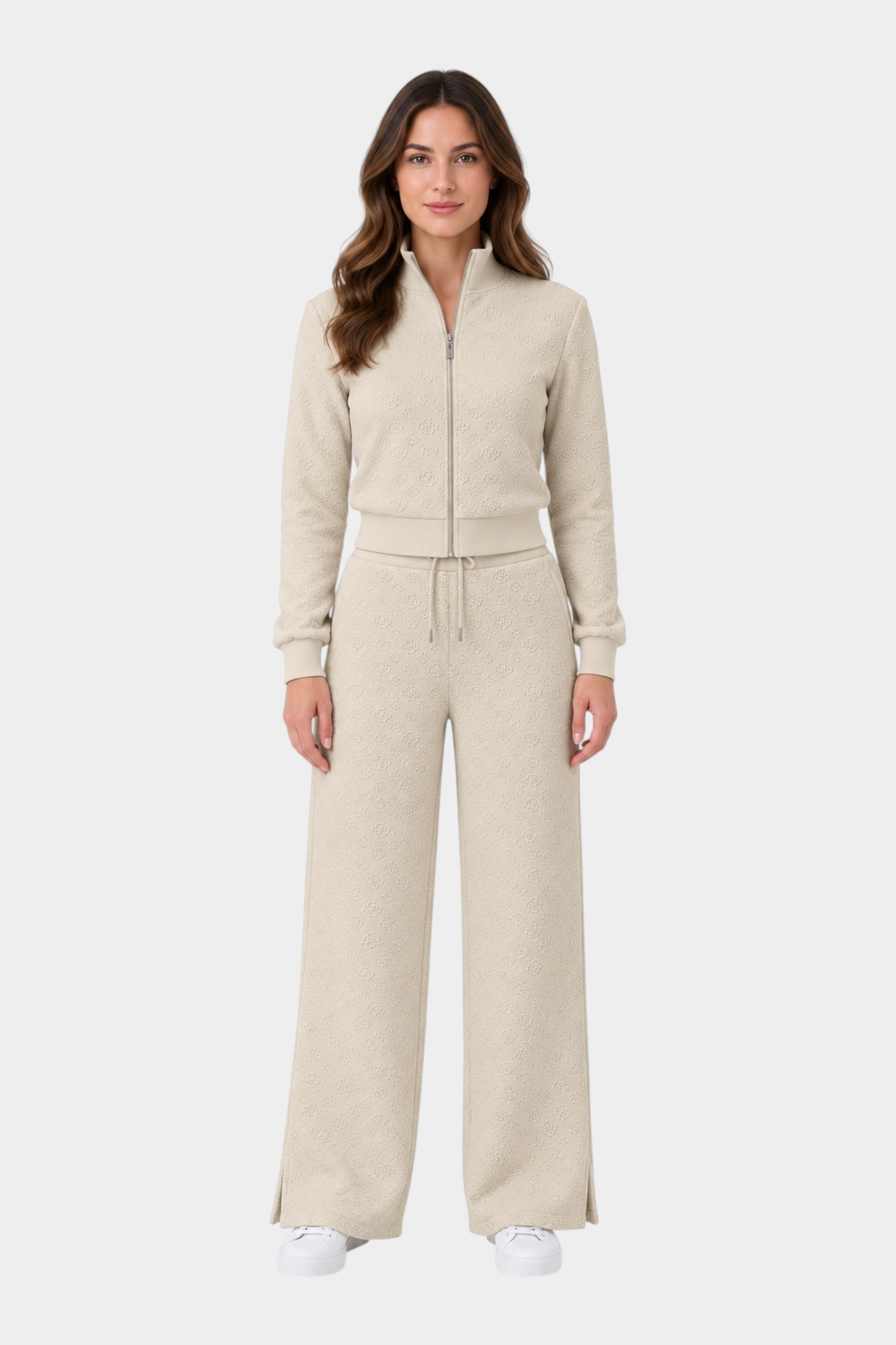 Modella indossa completo Follower SRL color ecru con pantaloni jogger e giacca zip con logo 4G GUESS in rilievo