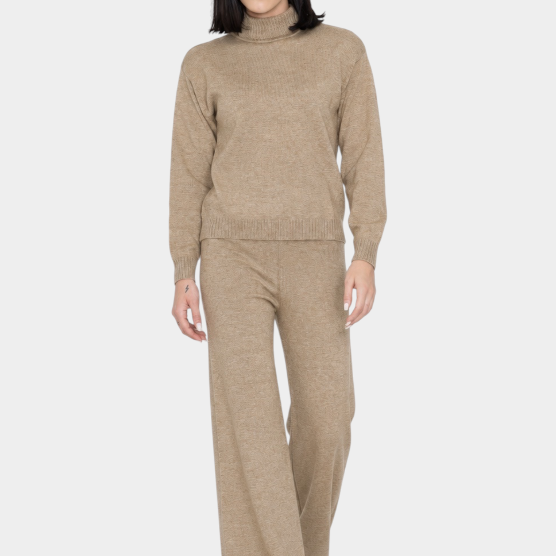 Modella indossa un completo Follower SRL beige con maglione a collo alto e pantaloni a gamba larga in maglia