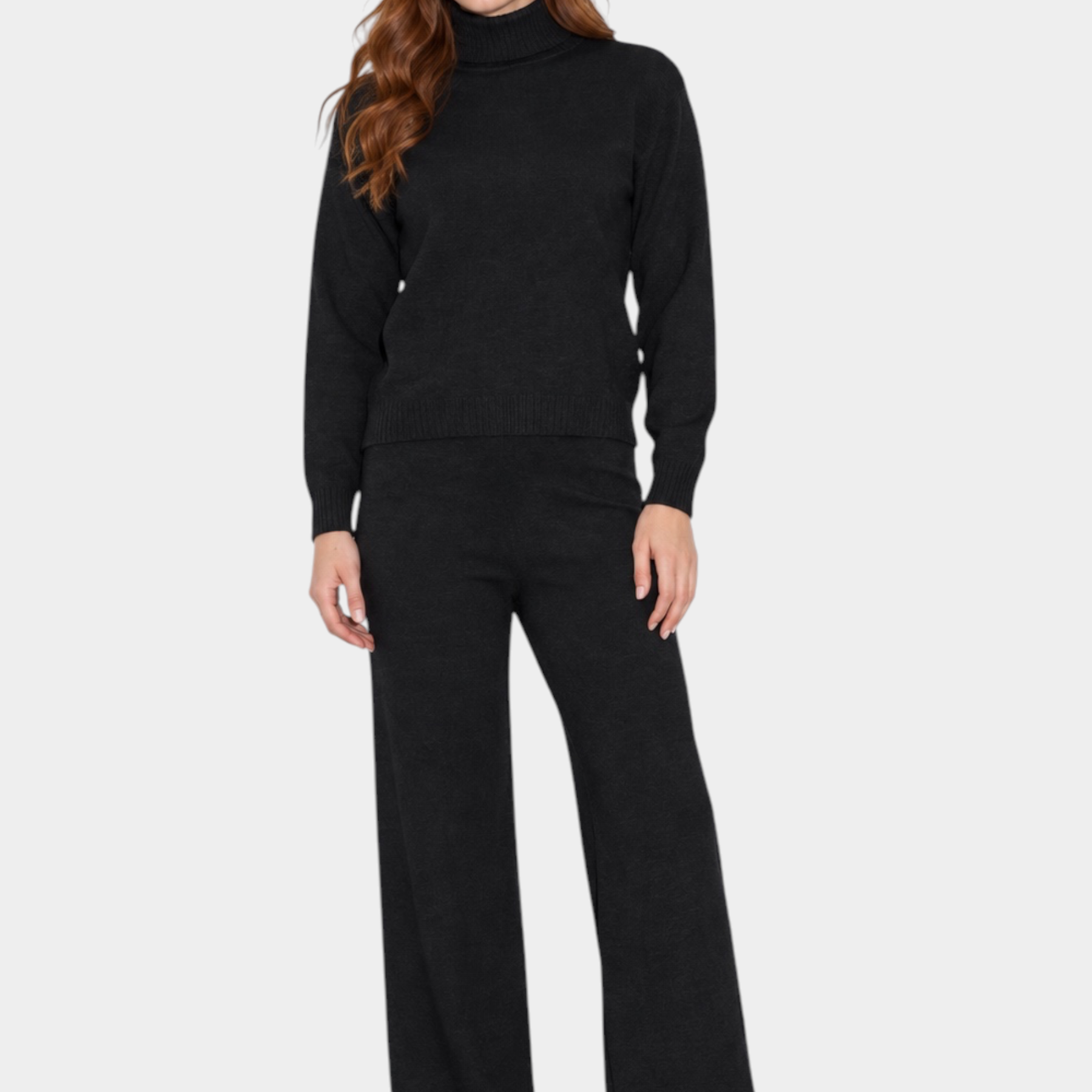 Modella indossa un completo Follower SRL nero con maglione a dolcevita e pantaloni a gamba larga in maglia