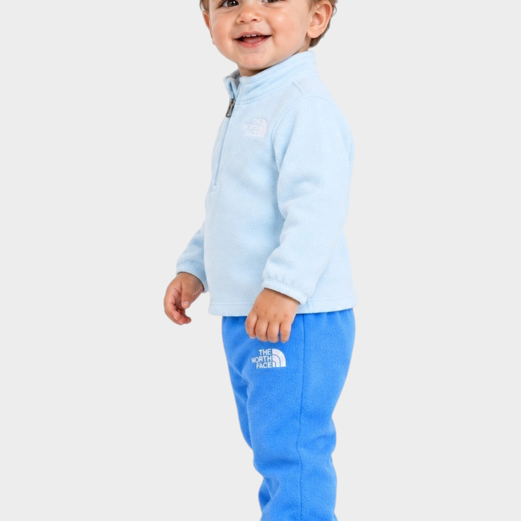Bambino che indossa un completo in pile azzurro Follower SRL composto da felpa con zip e pantaloni coordinati