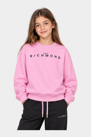 Bambina indossa completo sportivo Follower SRL rosa con felpa girocollo e pantaloni neri con logo Richmond