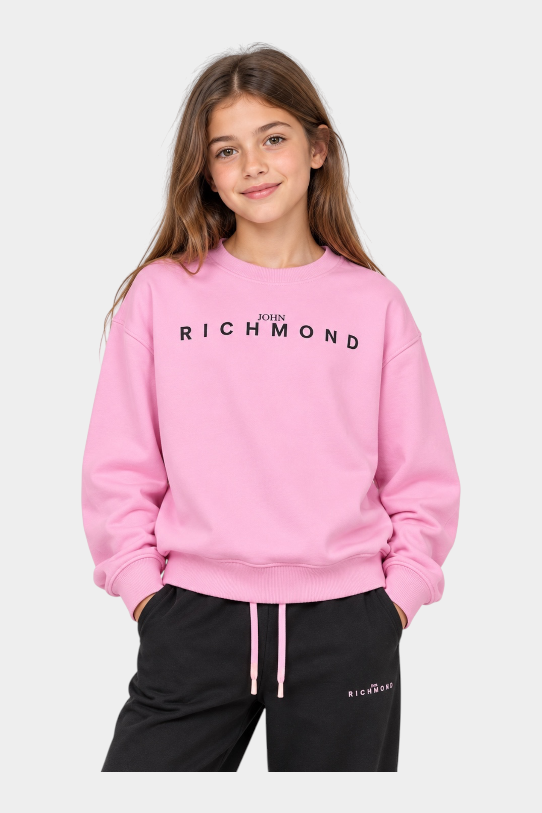 Bambina indossa completo sportivo Follower SRL rosa con felpa girocollo e pantaloni neri con logo Richmond