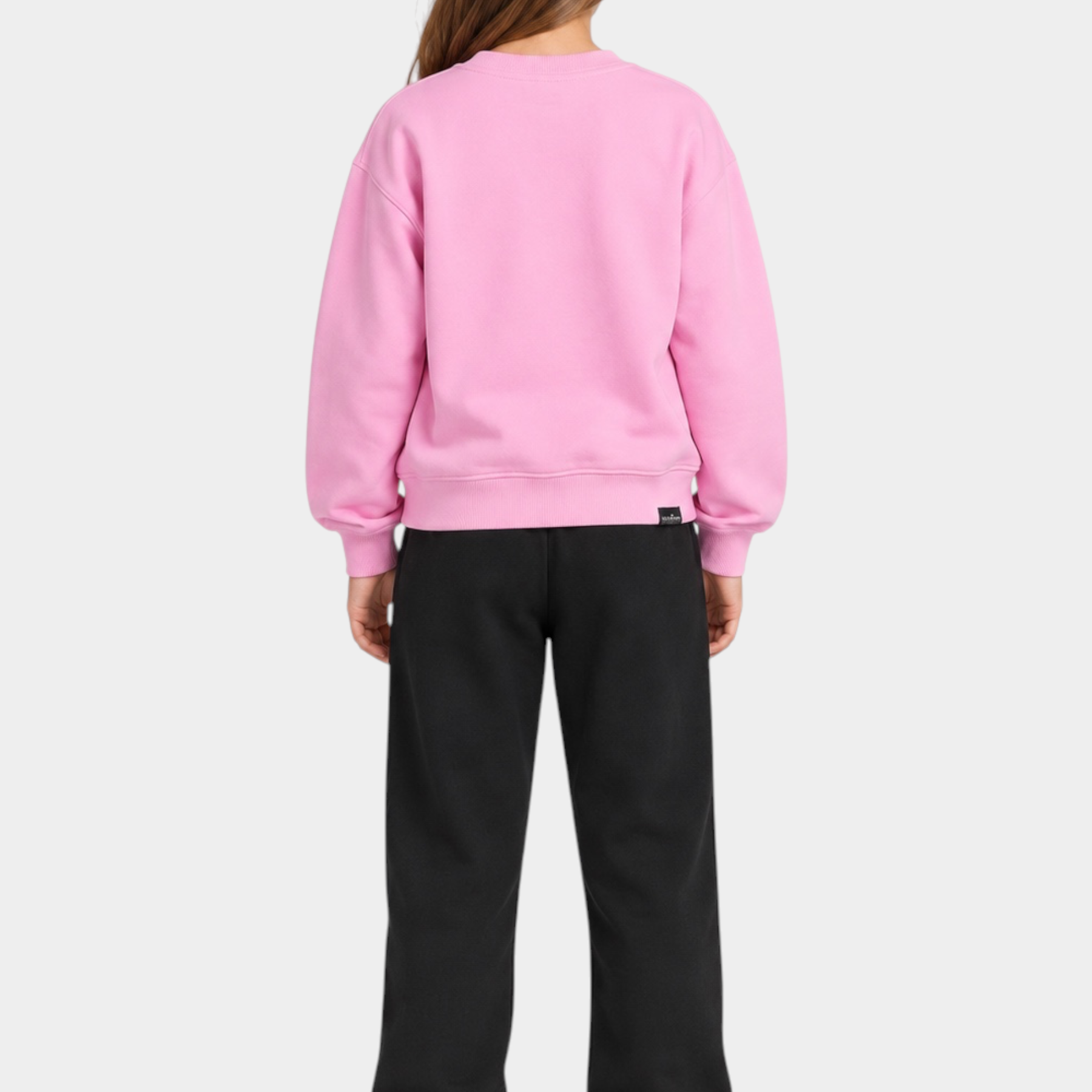 Ragazza indossa completo sportivo Follower SRL con felpa rosa girocollo e pantaloni neri in cotone