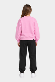 Ragazza indossa completo sportivo Follower SRL con felpa rosa girocollo e pantaloni neri in cotone