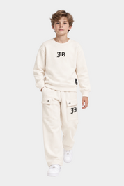 Ragazzo che indossa un completo sportivo Follower SRL beige con felpa e pantaloni cargo logati RICHMOND