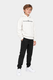 Ragazzo indossa un completo sportivo Follower SRL con felpa bianca con cappuccio e pantaloni neri