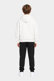Ragazzo di spalle indossa completo sportivo Follower SRL con felpa bianca con cappuccio e pantaloni neri