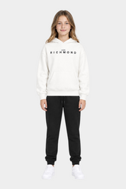 Ragazza indossa completo sportivo Follower SRL con felpa bianca con cappuccio e pantaloni neri