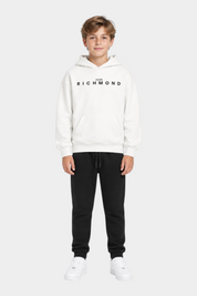 Ragazzo indossa completo sportivo Follower SRL con felpa bianca con logo RICHMOND e pantaloni neri