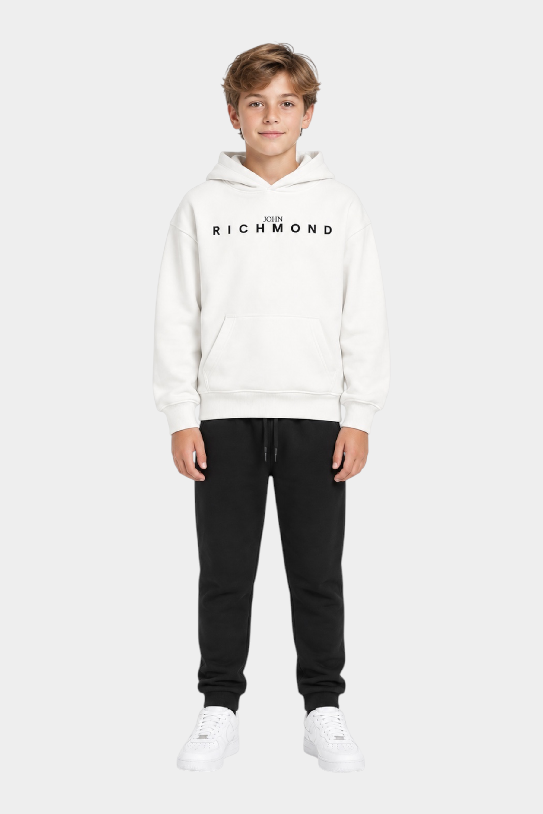 Ragazzo indossa completo sportivo Follower SRL con felpa bianca con logo RICHMOND e pantaloni neri