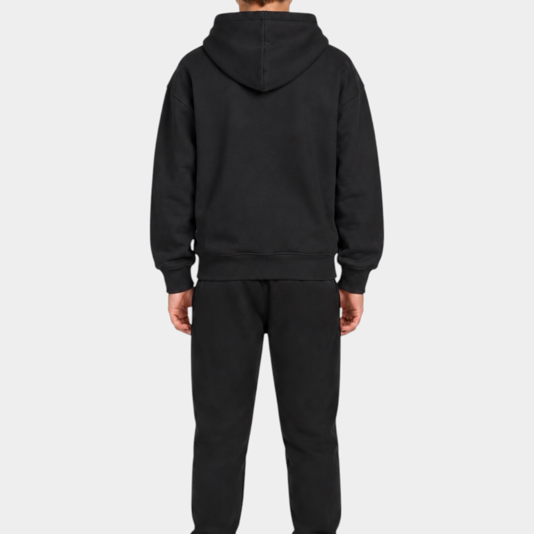 Ragazzo indossa completo sportivo Follower SRL John Richmond nero con felpa con cappuccio e pantaloni jogger