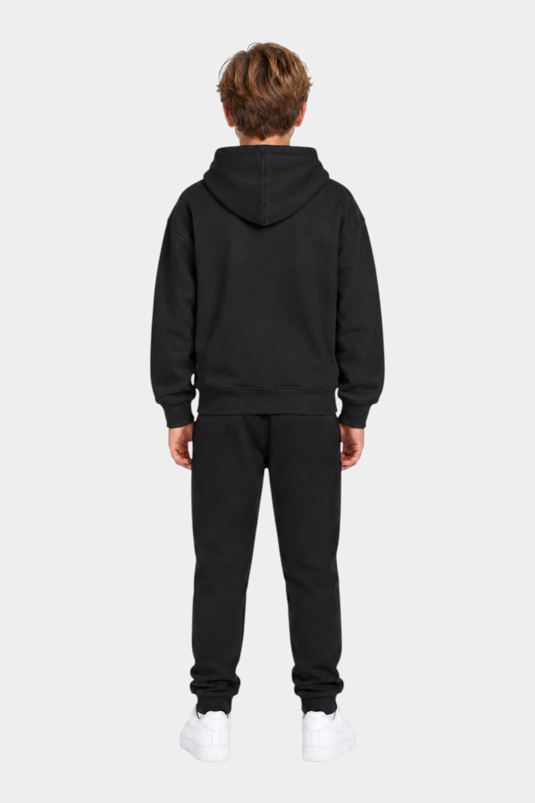Ragazzo indossa completo sportivo Follower SRL John Richmond nero con felpa con cappuccio e pantaloni jogger