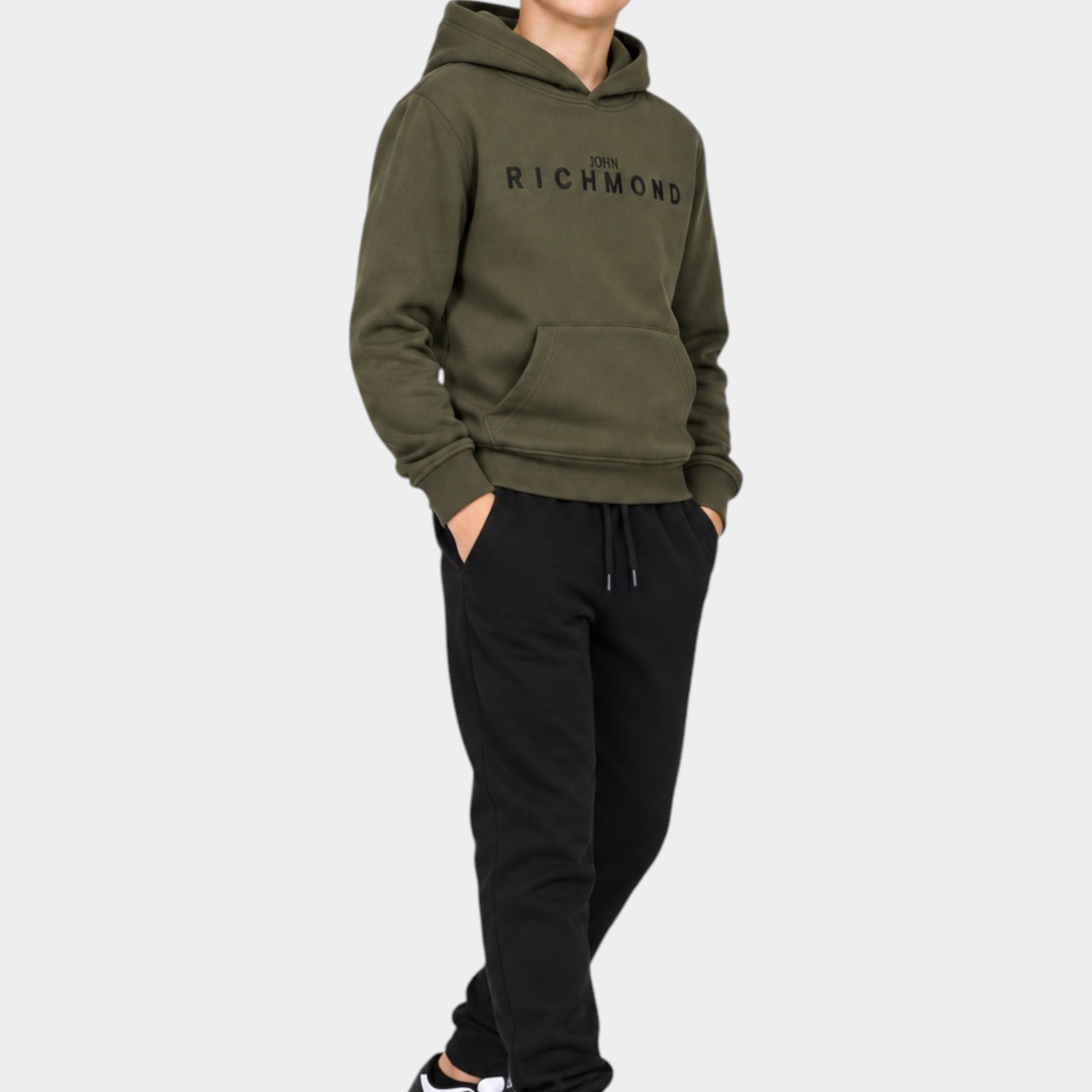 Ragazzo indossa completo sportivo Follower SRL con felpa verde con cappuccio Richmond e pantaloni neri