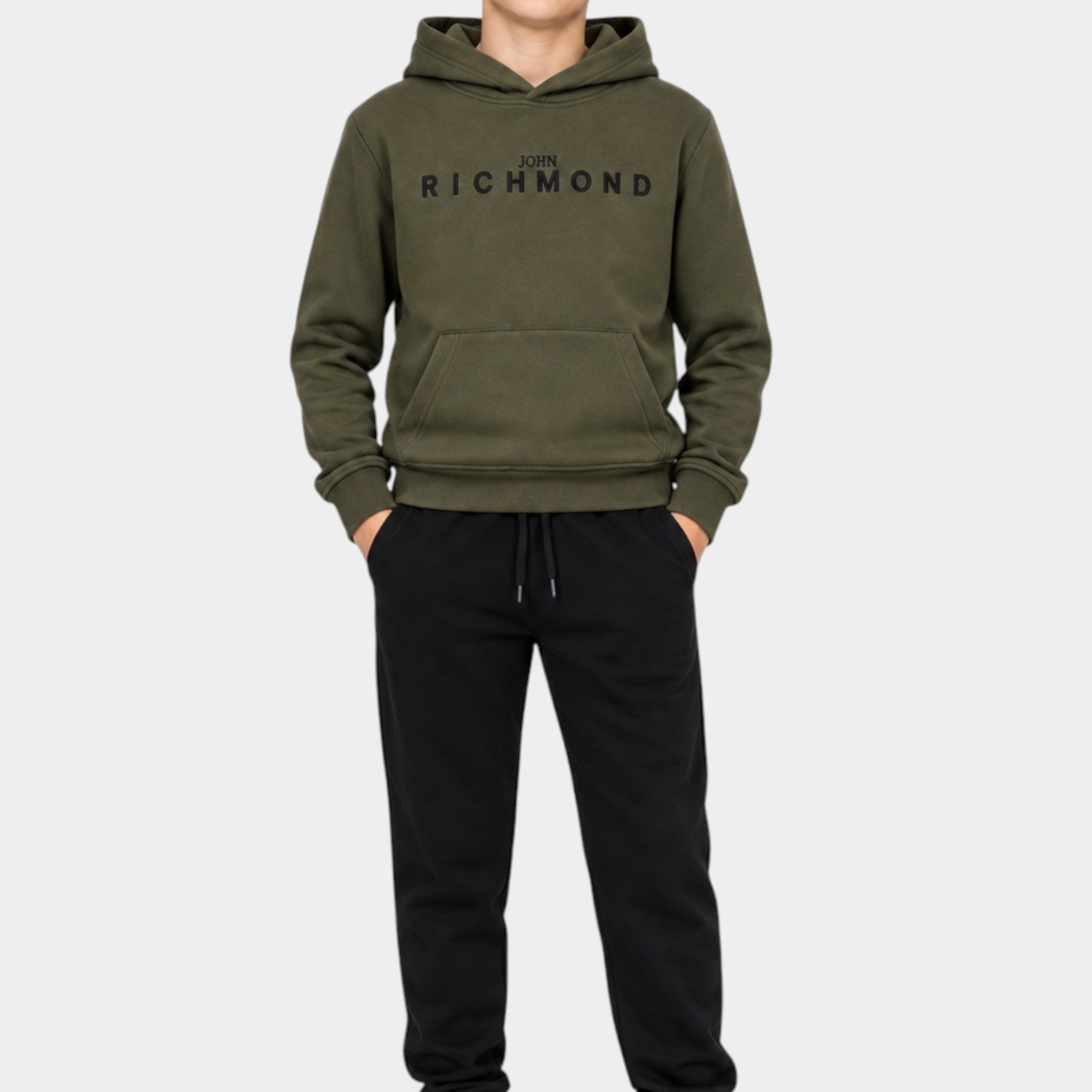 Ragazzo indossa completo sportivo Follower SRL con felpa verde con cappuccio e pantaloni neri