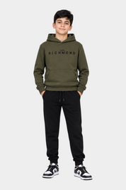 Ragazzo indossa completo sportivo Follower SRL con felpa verde con cappuccio e pantaloni neri