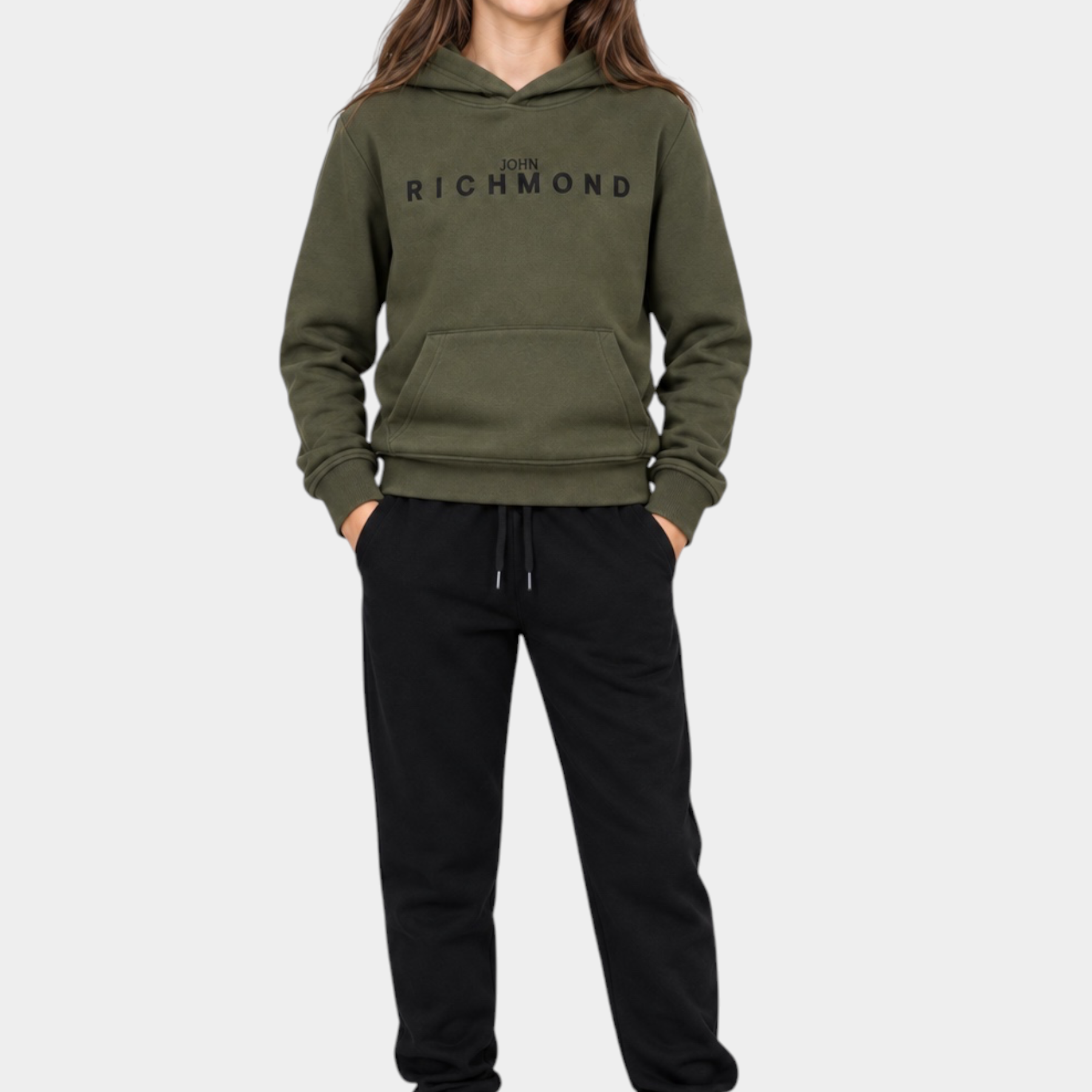 Ragazza che indossa un completo sportivo Follower SRL con felpa verde con cappuccio e pantaloni neri