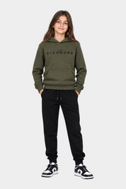 Ragazza che indossa un completo sportivo Follower SRL con felpa verde con cappuccio e pantaloni neri