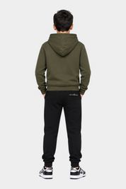 Ragazzo indossa completo sportivo Follower SRL con felpa verde con cappuccio e pantaloni neri RICHMOND, vista posteriore