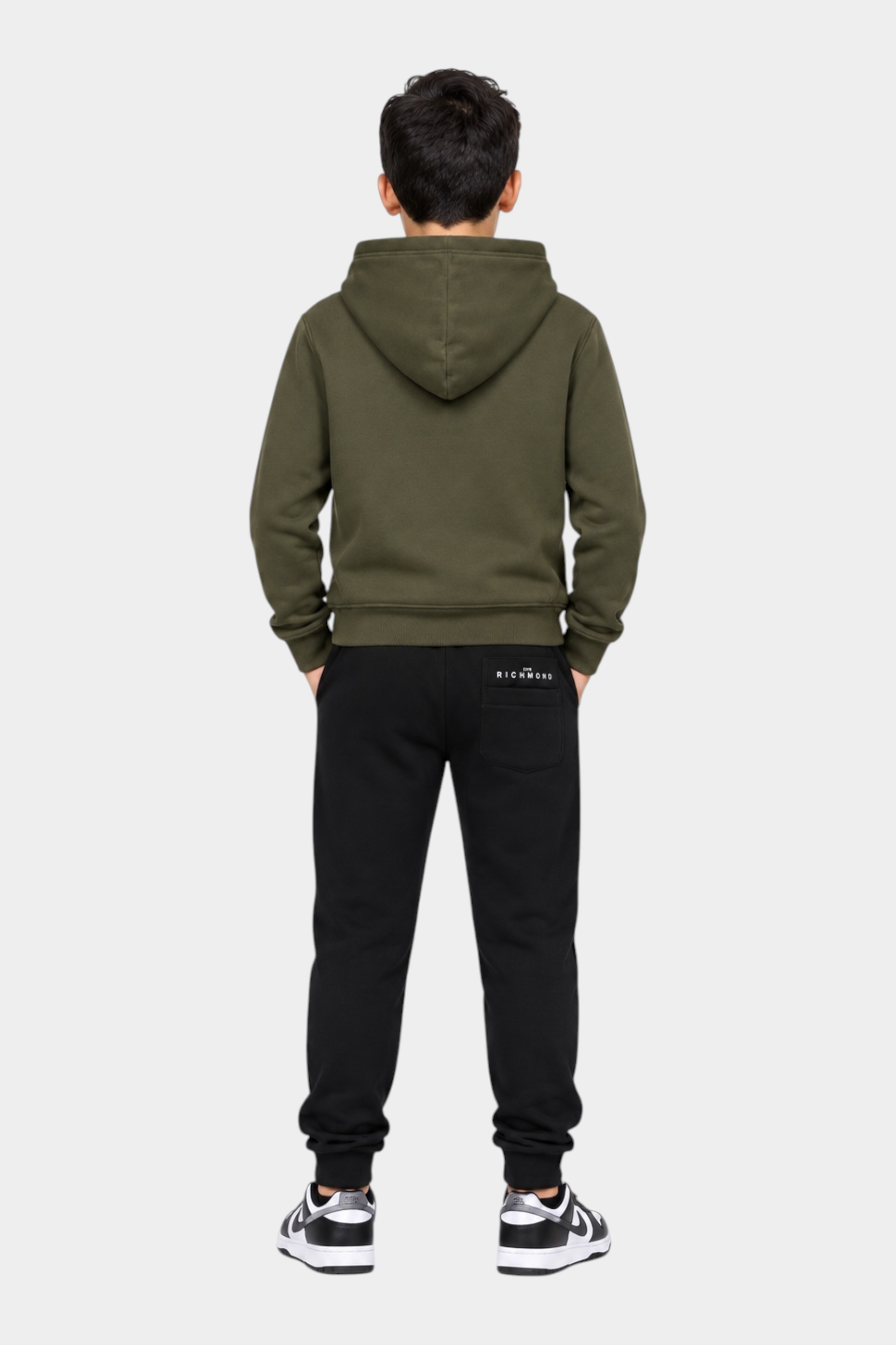 Ragazzo indossa completo sportivo Follower SRL con felpa verde con cappuccio e pantaloni neri RICHMOND, vista posteriore