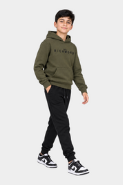 Ragazzo indossa completo sportivo Follower SRL verde con felpa con cappuccio Richmond e pantaloni neri