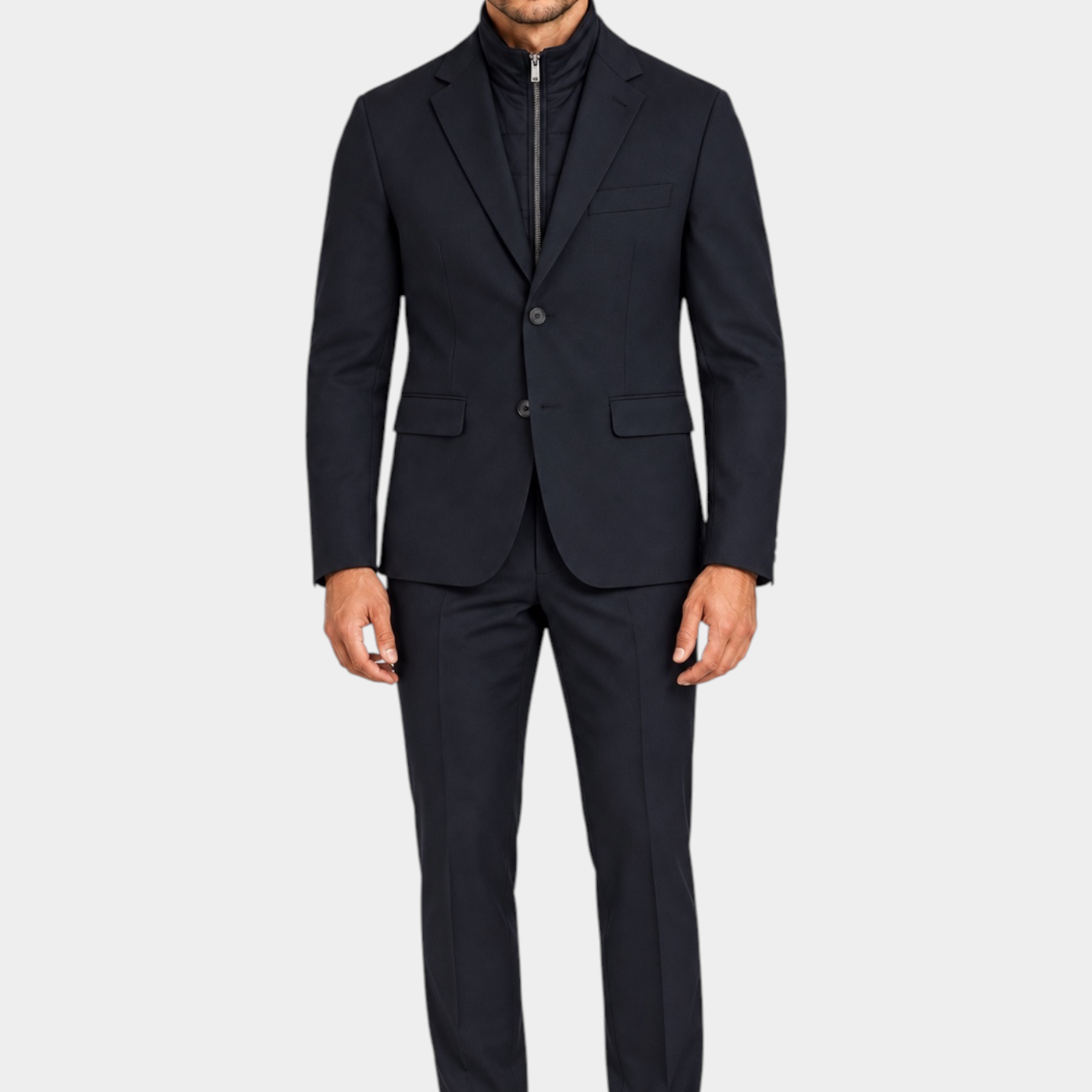 Modello indossa un completo elegante blu scuro GUESS con giacca e pantaloni classici, proposto da Follower SRL