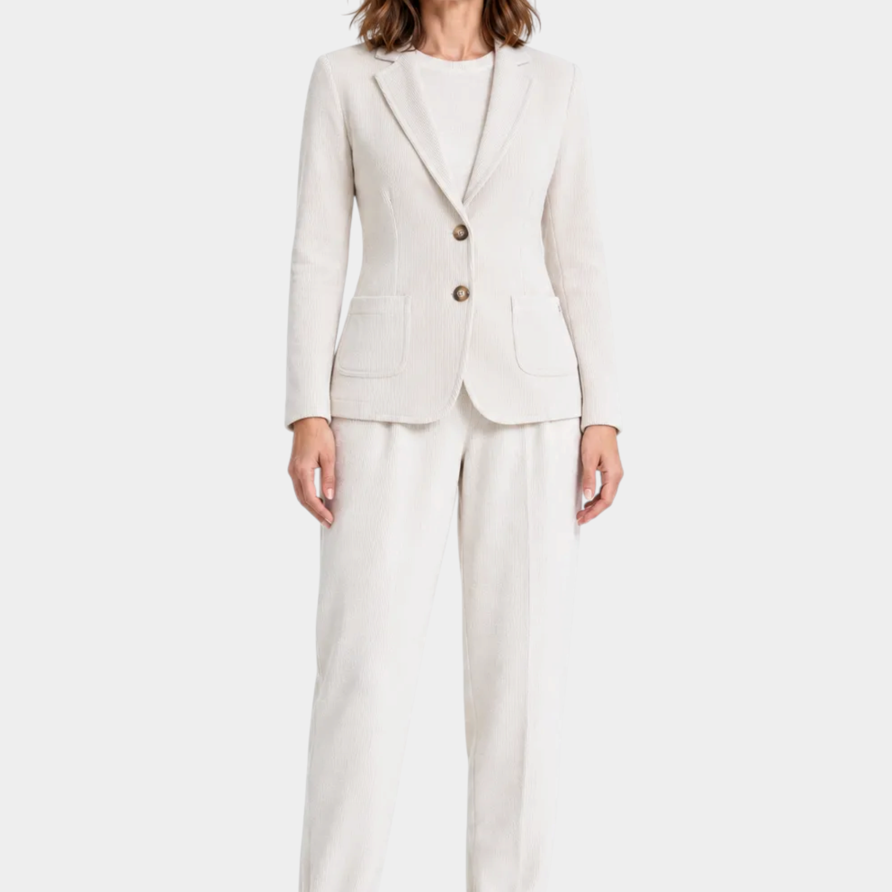 Modella indossa completo Follower SRL color avorio in velluto con giacca e pantalone a carota con pinces e tasche