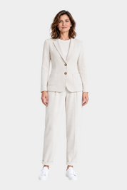 Modella indossa completo Follower SRL color avorio in velluto con giacca e pantalone a carota con pinces e tasche