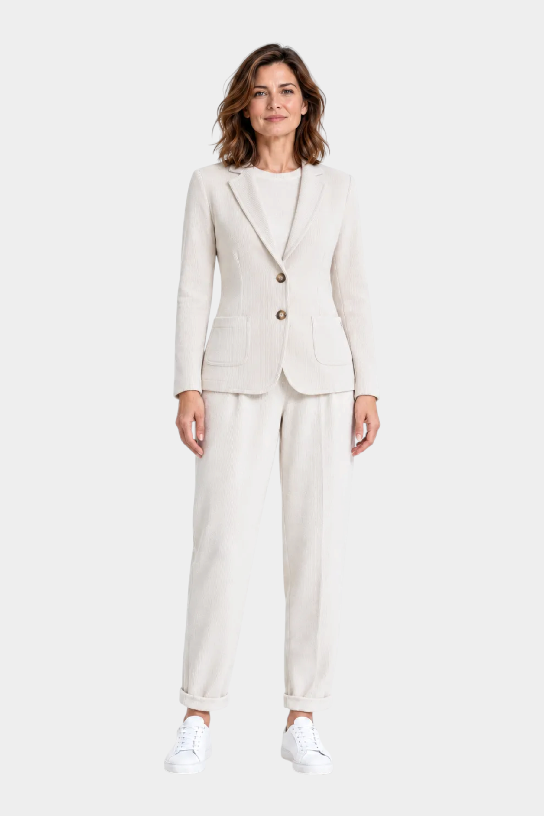 Modella indossa completo Follower SRL color avorio in velluto con giacca e pantalone a carota con pinces e tasche