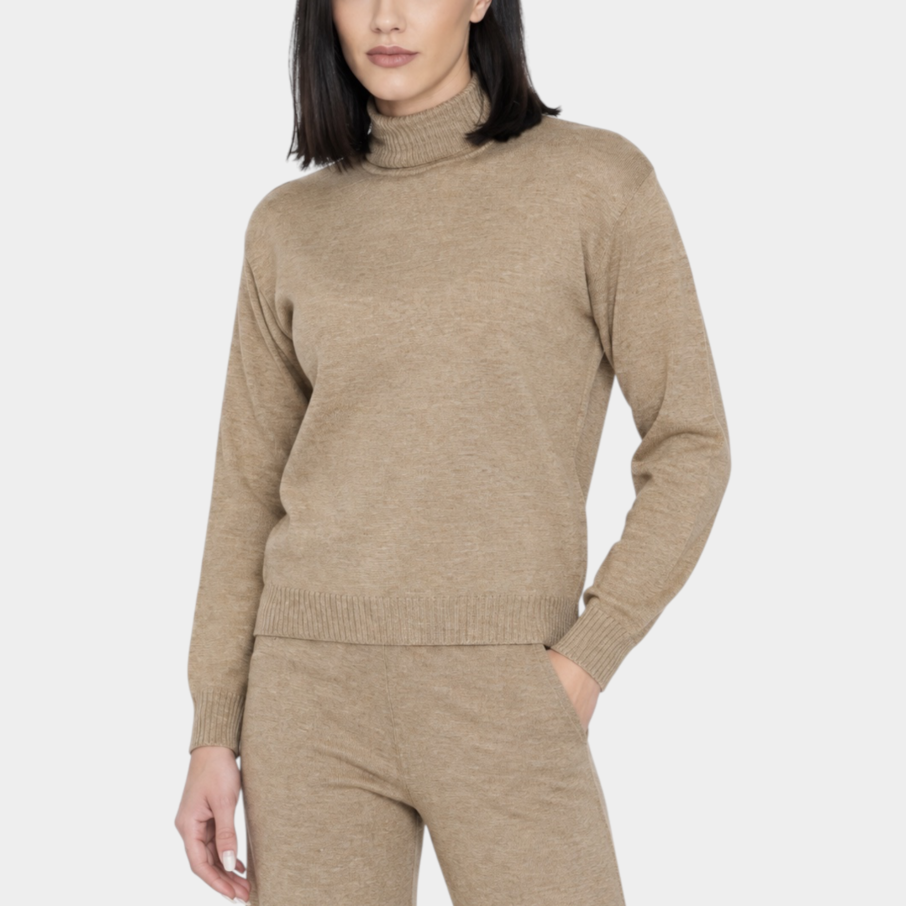 Modella indossa un dolcevita Follower SRL beige a maniche lunghe con collo alto in maglia morbida