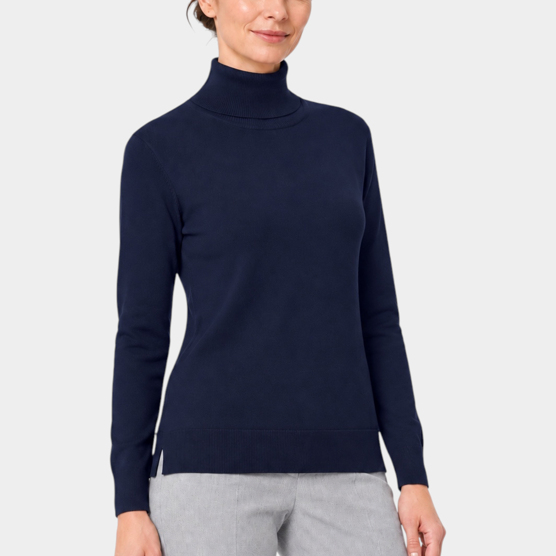 Donna che indossa un dolcevita blu a maniche lunghe in filo di cotone firmato Follower SRL