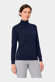 Donna che indossa un dolcevita blu a maniche lunghe in filo di cotone firmato Follower SRL