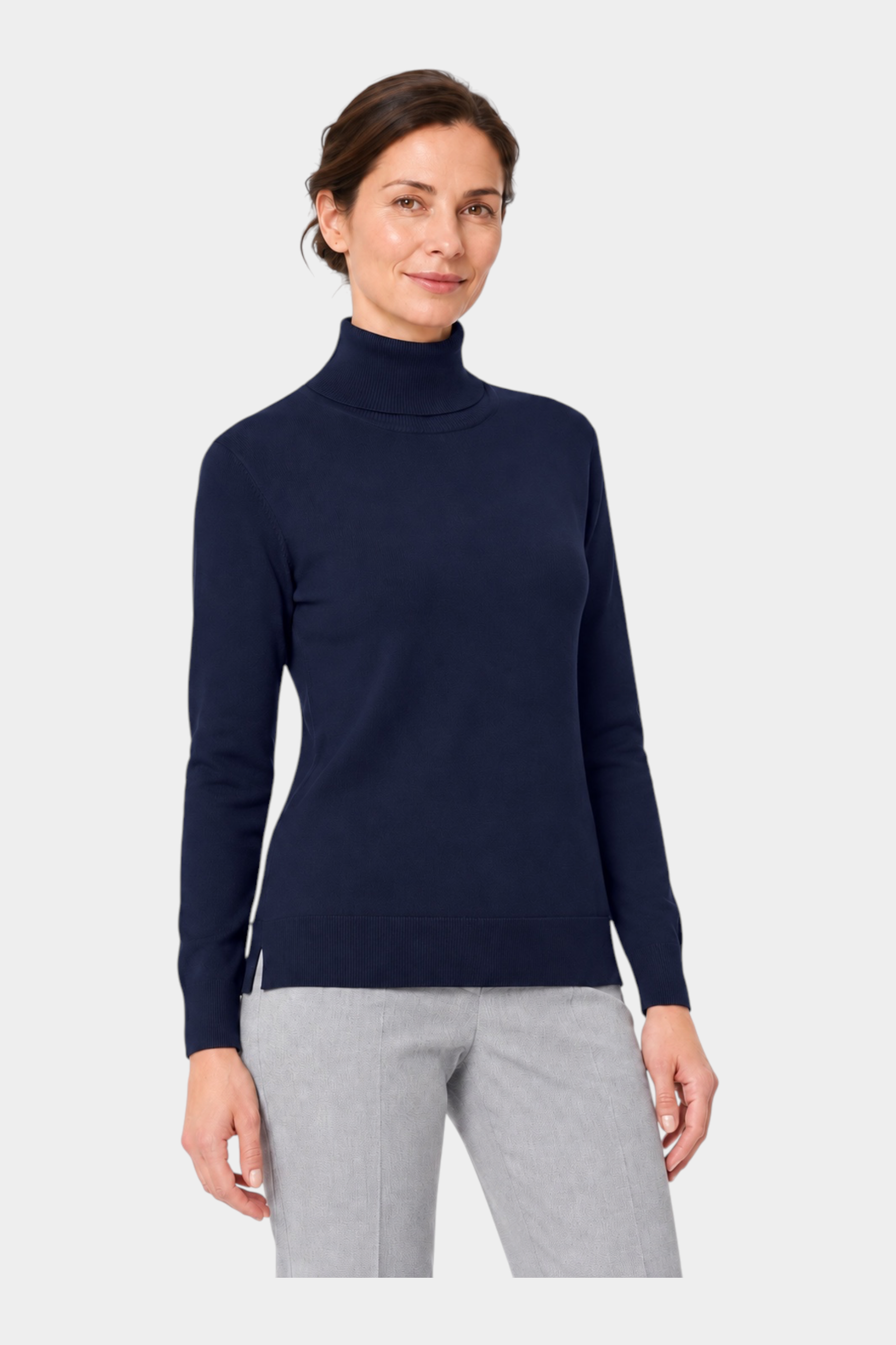 Donna che indossa un dolcevita blu a maniche lunghe in filo di cotone firmato Follower SRL