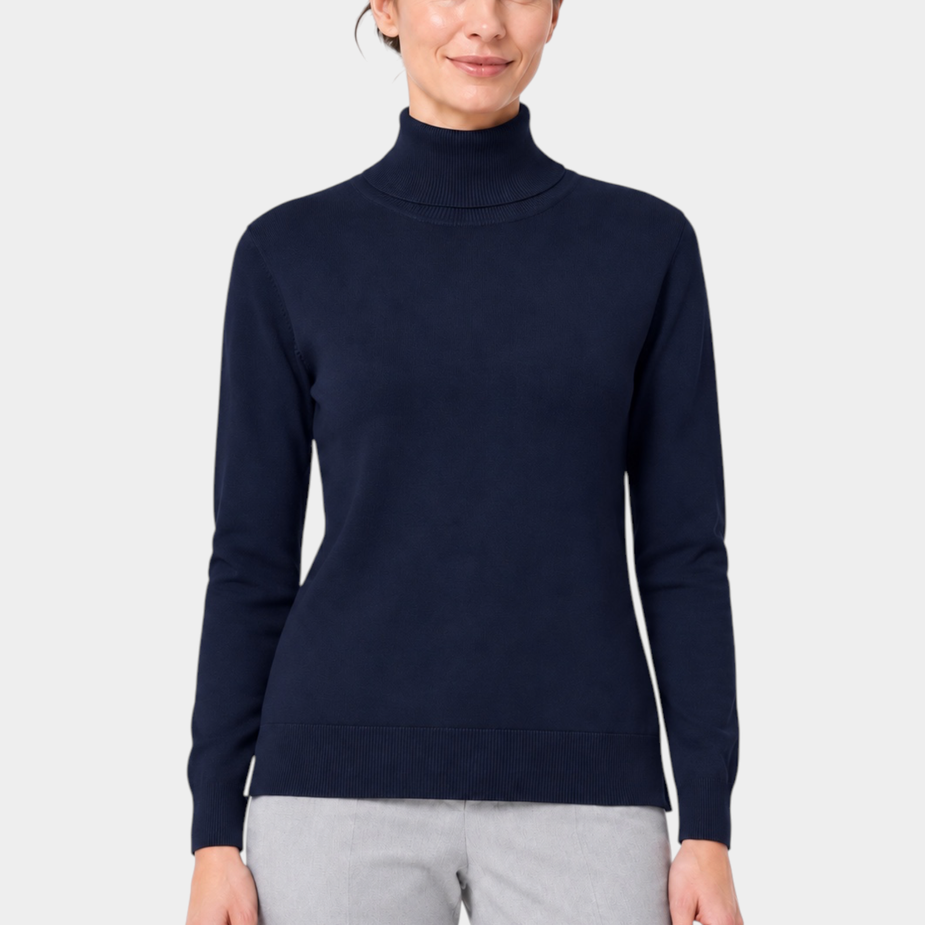 Modella indossa un dolcevita blu in filo a maniche lunghe firmato Follower SRL su pantaloni grigi