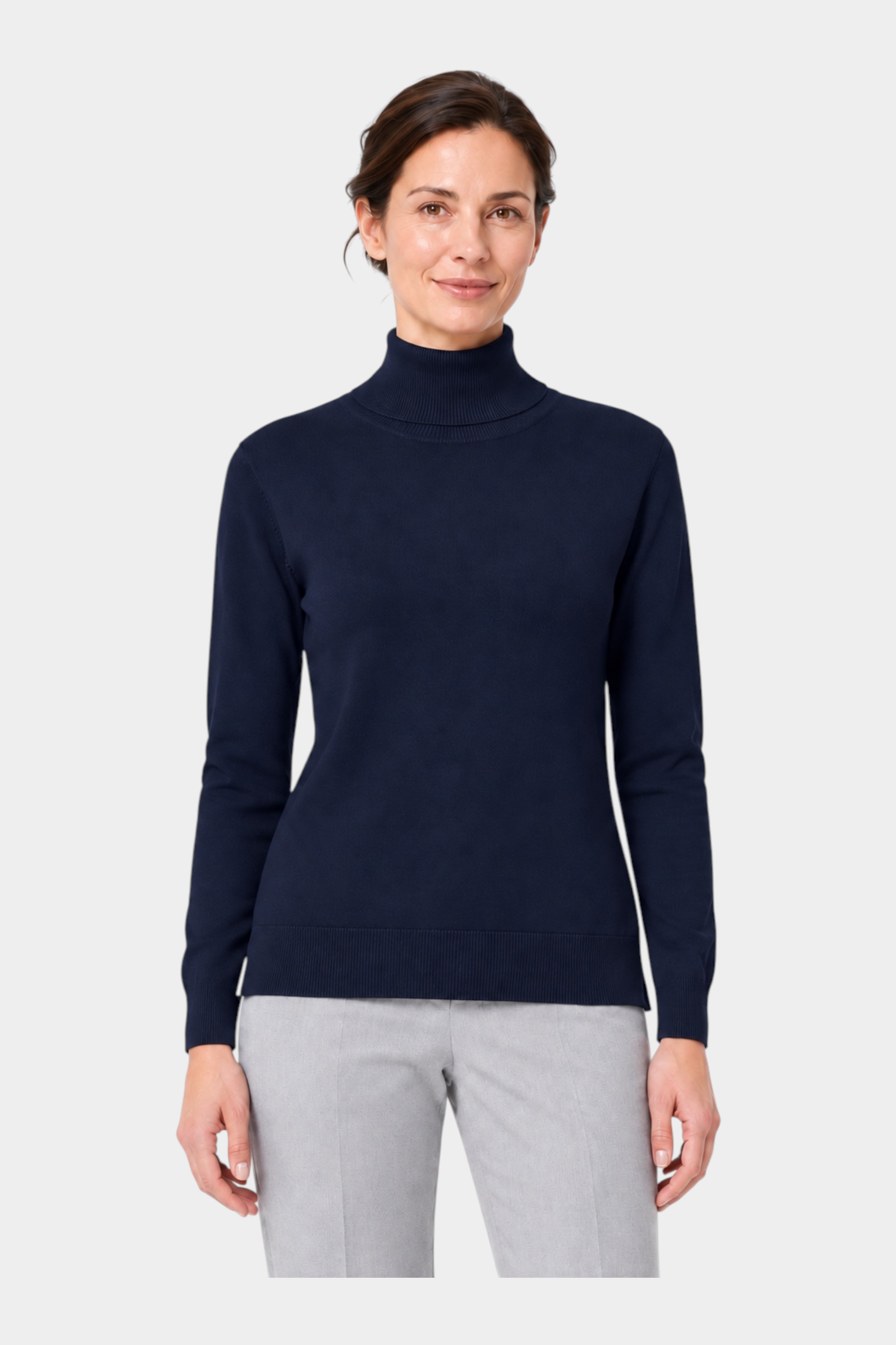 Modella indossa un dolcevita blu in filo a maniche lunghe firmato Follower SRL su pantaloni grigi