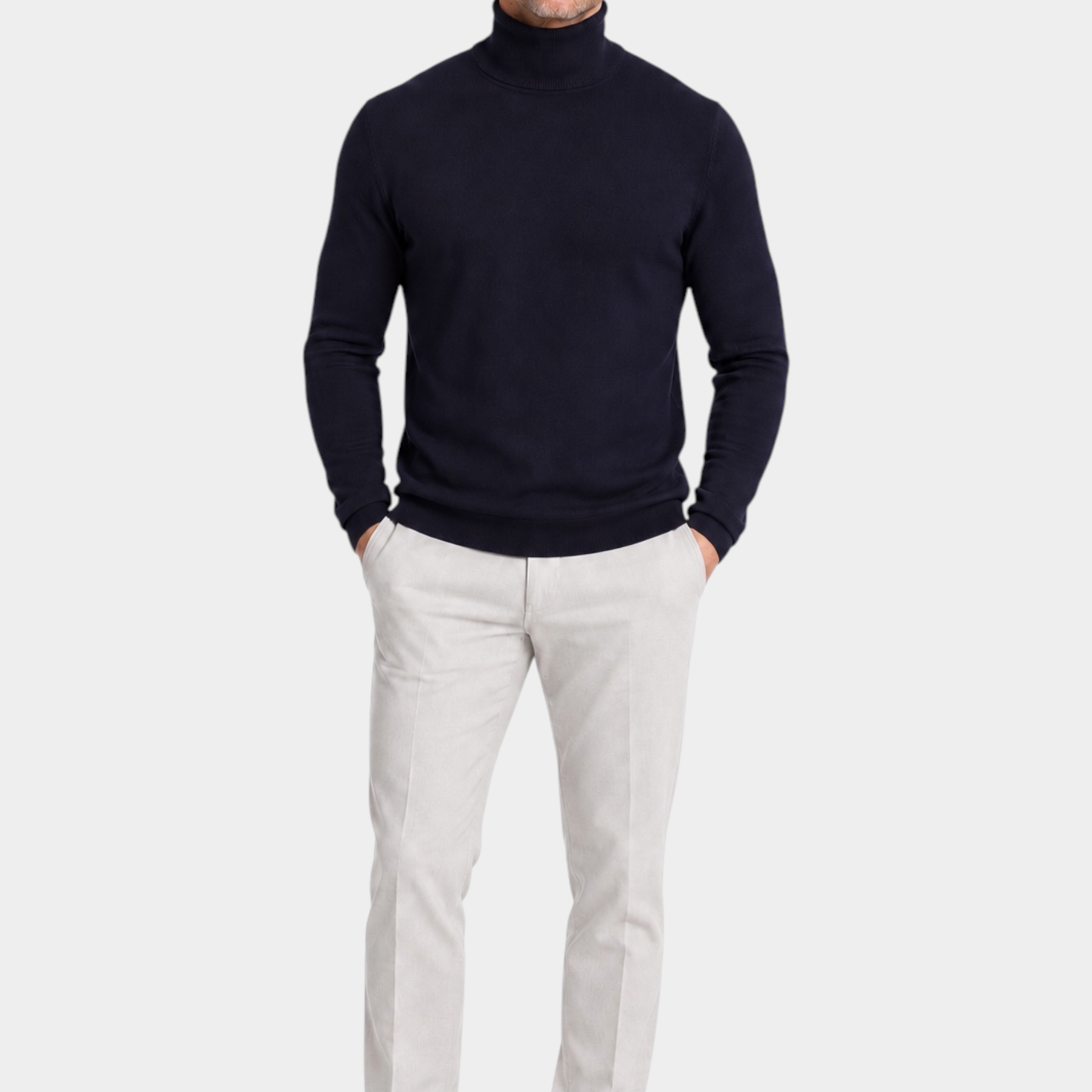 Modello indossa dolcevita blu in filo RAGNO con pantaloni chiari, proposto da Follower SRL