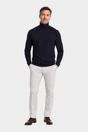 Modello indossa dolcevita blu in filo RAGNO con pantaloni chiari, proposto da Follower SRL