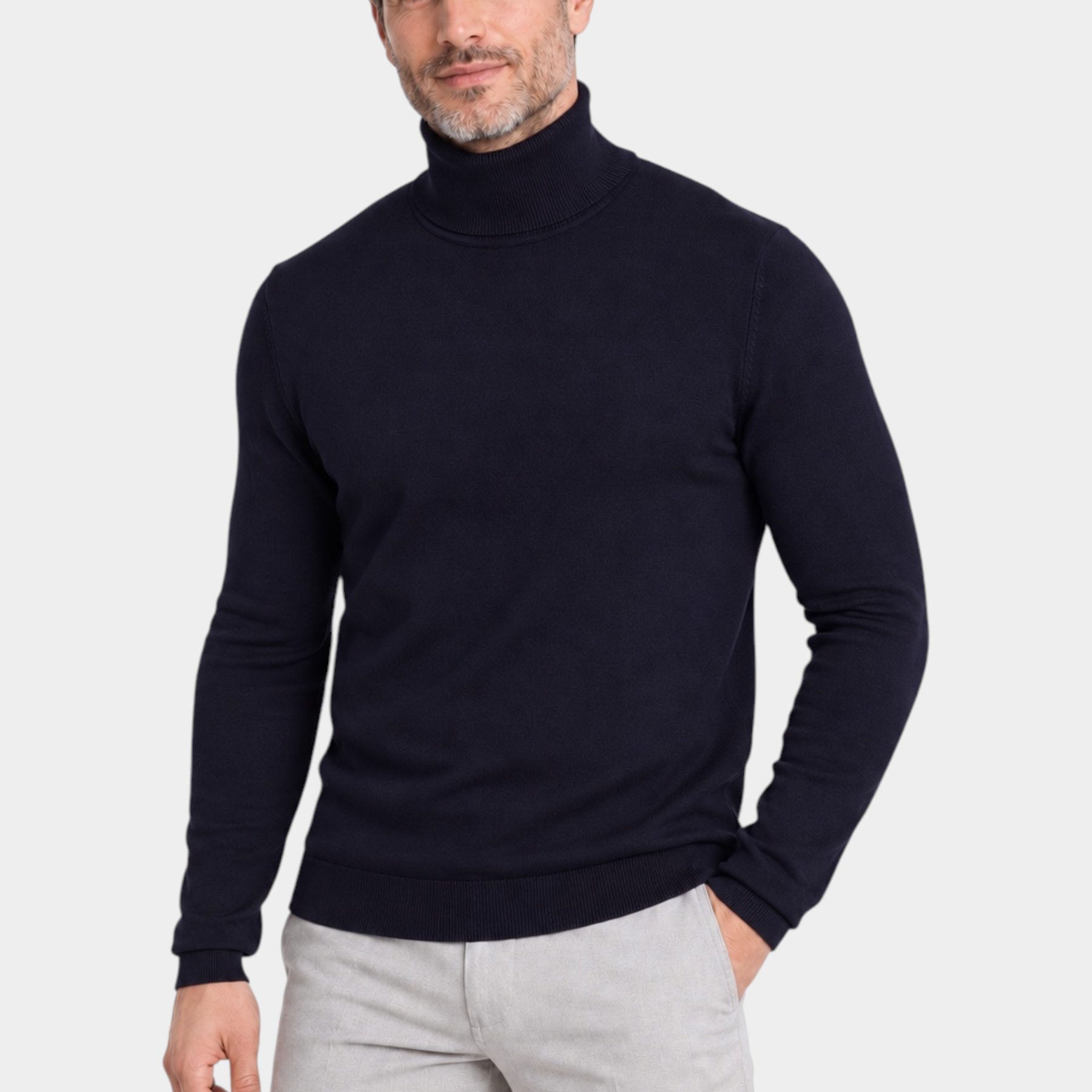 Modello indossa dolcevita blu in filo di cotone Ragno per Follower SRL, maglia a collo alto elegante e versatile