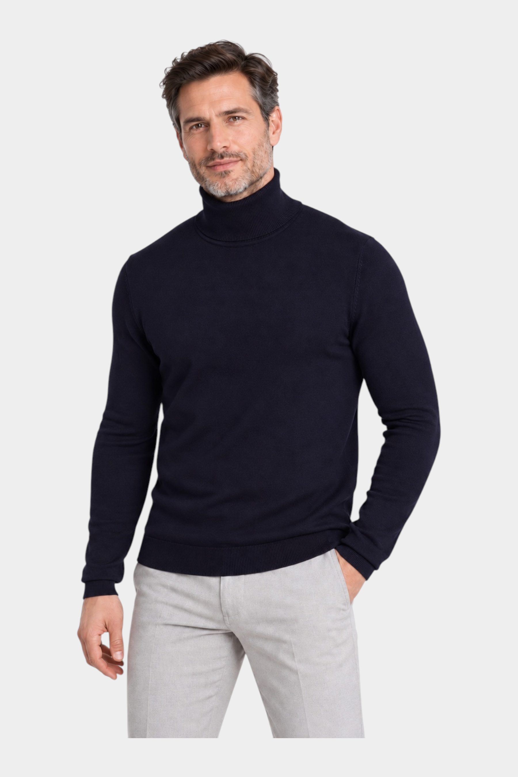 Modello indossa dolcevita blu in filo di cotone Ragno per Follower SRL, maglia a collo alto elegante e versatile