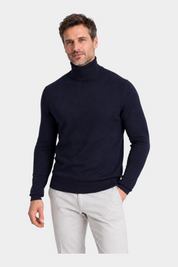 Modello indossa un dolcevita blu in filo RAGNO proposto da Follower SRL, abbinato a pantaloni chiari