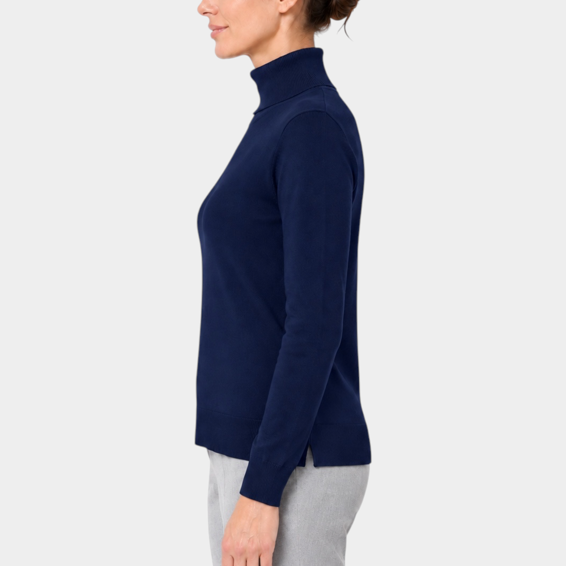 Dolcevita da donna Follower SRL in filo blu con collo alto, vista laterale su modella