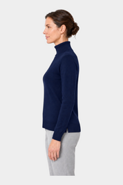 Dolcevita da donna Follower SRL in filo blu con collo alto, vista laterale su modella