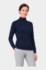 Dolcevita da donna blu in filo firmato Follower SRL indossato da una modella con pantaloni grigi